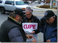 Bill Pegler (centre) Cupe BC K-12 Bargaining Committe; Gerry Shmon (right) President KDC & WKLC, Cupe Local 748 member