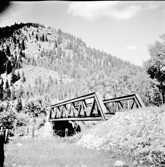 Title proper Bridge crossing the West Kettle River on the CPR line General material designation     Graphic material Title statements of responsibility Photograph taken by David Davies. Title notes     Source of title proper: Derived title. Level of description Item Repository Northern BC Archives & Special Collections Reference code 2013.6.36.1.027.03 Dates of creation area Date(s)     [23 June 1979] (Creation) Physical description area Physical description 1 photograph : b&w ; 9 x 9 cm Archival description area Scope and content Photograph depicts bridge #269 crossing the West Kettle River. This is located approximately 2 miles north of the Rhone crossing and at about mile 27 on the CPR line in the Carmi Subdivision. The view is looking north and upgrade.