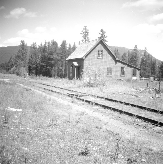 Title proper Carmi CPR depot General material designation     Graphic material Title statements of responsibility Photograph taken by David Davies. Title notes     Source of title proper: Derived title. Level of description Item Repository Northern BC Archives & Special Collections Reference code 2013.6.36.1.027.21 Dates of creation area Date(s)     [23 June 1979] (Creation) Physical description area Physical description 1 photograph : b&w ; 9 x 9 cm Archival description area Scope and content Photograph depicts the Carmi Depot located at mile 46.6 on the CPR line in the Carmi Subdivision. This is the only surviving building at the depot. The layout here consisted of 4 passing/storage tracks and 1 short siding. The view is looking north and upgrade.