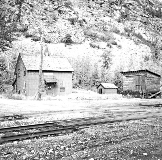 Title proper CPR line at Greenwood General material designation     Graphic material Title statements of responsibility Photograph taken by David Davies. Title notes     Source of title proper: Derived title. Level of description Item Repository Northern BC Archives & Special Collections Reference code 2013.6.36.1.028.03 Photograph depicts the CPR line at Greenwood. There is no representative of the CPR in Greenwood now and the agency expired in June 1969. There appears to be 2 to 3 way freights per week from Nelson to Midway. The view is looking north and shows the depot house.                                                                   Date(s) 17 Sept. 1970 (Creation)
